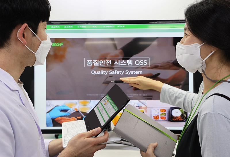 BGF리테일이 운영 중인 편의점 CU가 6일 업계 최초로 품질안전관리시스템(Quality Safety System)’을 도입하고 상품 입점부터 판매까지 물 샐 틈 없는 상품 안전망을 구축한다. [BGF리테일 제공]