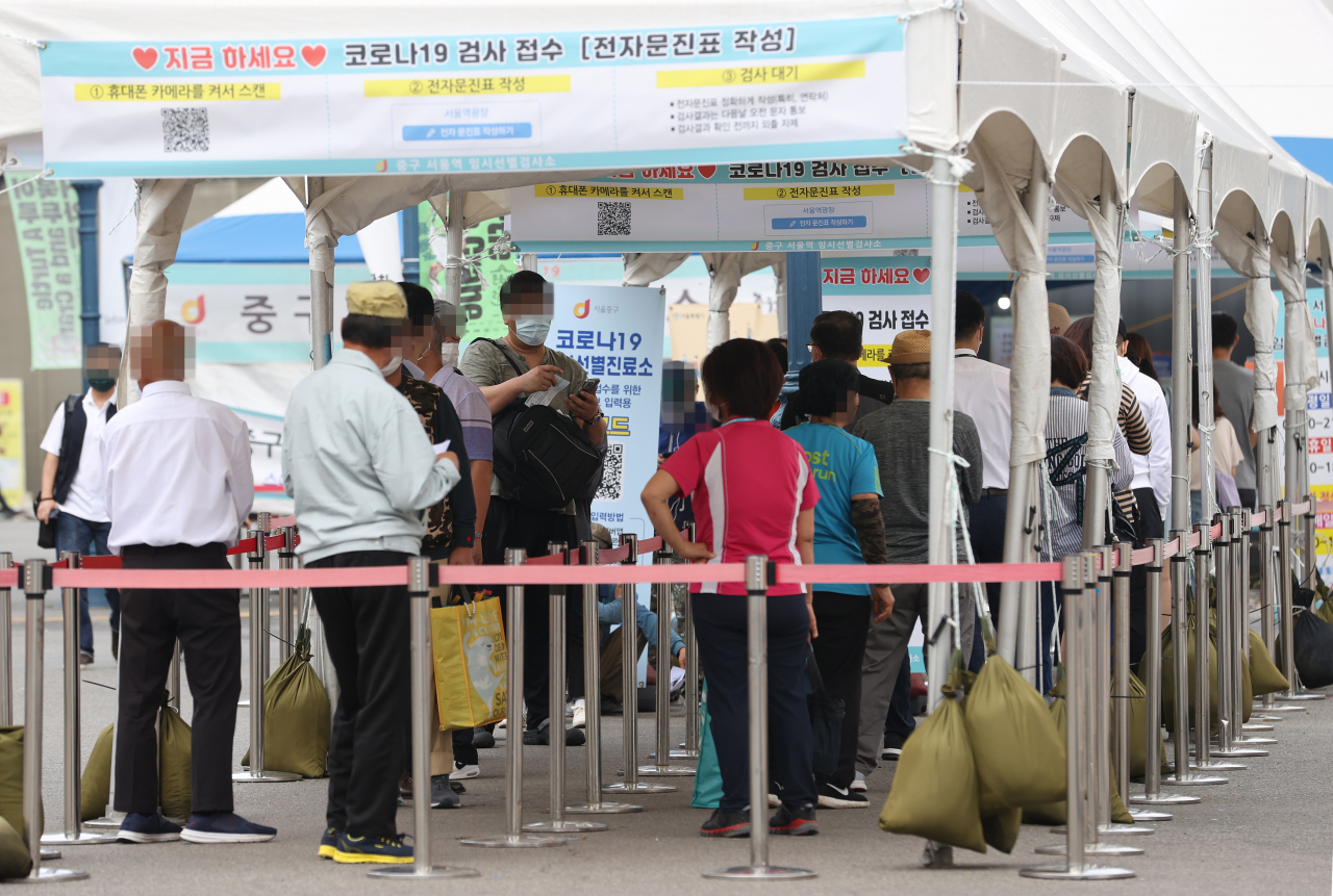 5일 오전 서울역광장에 마련된 신종 코로나바이러스 감염증(코로나19) 임시 선별검사소에서 시민들이 검사를 받기 기다리고 있다. 연합뉴스