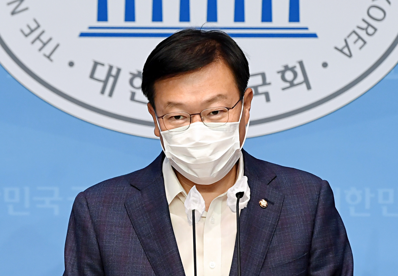 고위공직자범죄수사처(공수처)가 6일 윤석열 전 검찰총장의 ‘고발사주’ 의혹 수사와 관련, 국민의힘 정점식 의원의 국회 의원회관 사무실과 자택 압수수색에 들어갔다. 지난 8월 정 의원이 국회 소통관에서 국민의힘 재선의원 성명서를 발표하고 있다. [연합]