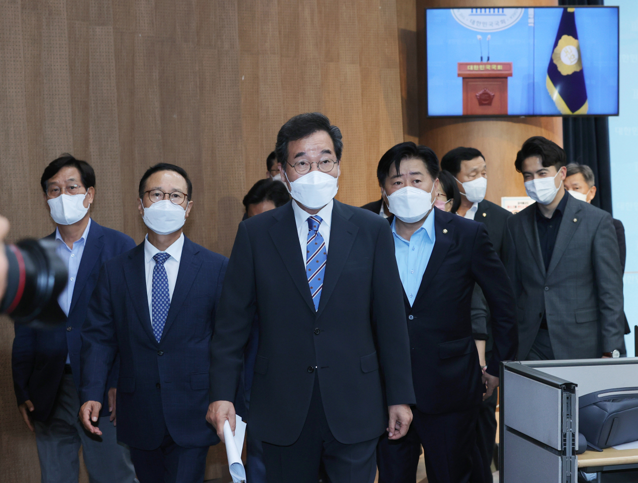 더불어민주당 이낙연(가운데) 대선 경선 후보가 6일 서울 여의도 국회 소통관에서 신복지 공약 8대 분야 120대 과제 발표를 마친 뒤 질의응답 장소로 이동하고 있다. [연합]