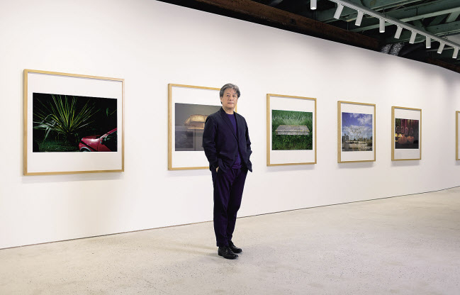 영화 ‘올드보이’, ‘박쥐’, ‘아가씨’의 박찬욱 감독이 ‘사진 찍는 사람’으로 첫 개인전을 열고 있다. 박 감독은 “평범한 일상의 순간에서 재발견하는 사물, 찰나의 만남에서 마주한 특별한 시간”을 사진으로 담았다. [국제갤러리 제공]