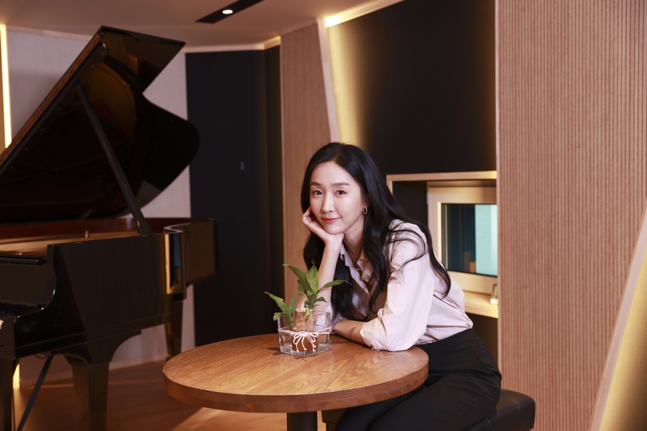 뮤지컬 배우 김려원은 팬데믹도 비껴간 다작의 아이콘이다. 올해에만 벌써 네 작품. 뮤지컬 ‘헤드윅’으로 관객과 만나는 중에도 가수로서 한 달에 한 번 ‘연작 시리즈’인 싱글 앨범을 내고 있다. [스튜디오 더존 제공]