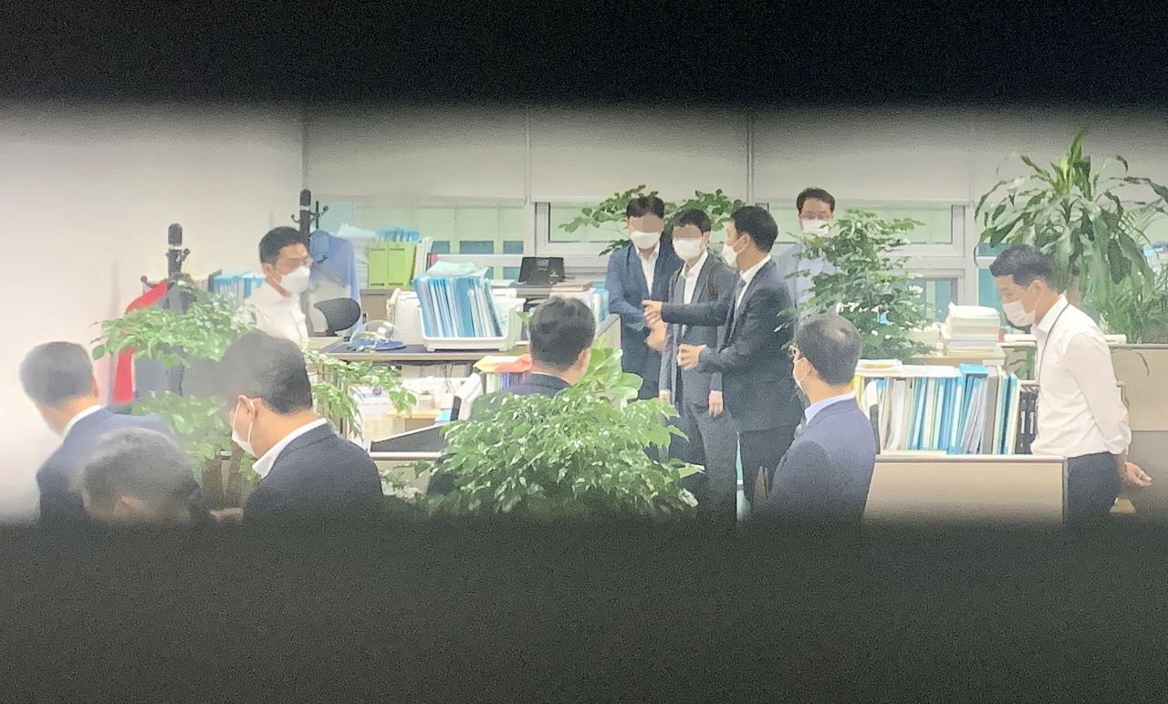 ‘고발사주 의혹’을 수사 중인 고위공직자범죄수사처(공수처) 수사관들이 6일 서울 여의도 국민의힘 정점식 의원 사무실을 압수수색 하고 있다. [연합]