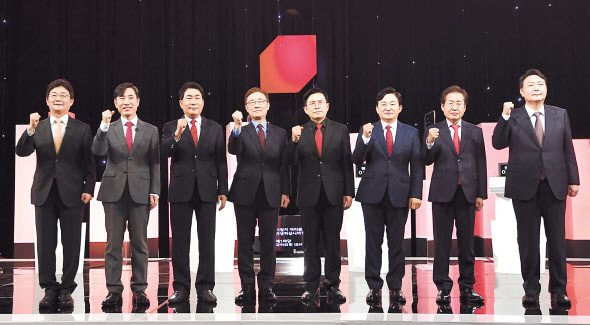국민의힘 유승민(왼쪽부터), 하태경, 안상수, 최재형, 황교안, 원희룡, 홍준표, 윤석열 대선 경선 예비후보가 지난 5일 오후 서울 여의도 한국방송공사 스튜디오에서 열린 제6차 방송토론회에 앞서 기념촬영을 하고 있다. [연합]