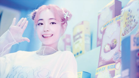 AI 걸그룹 이터니티의 멤버 다인은 지난달 게더타운에서 솔로 데뷔 쇼케이스를 열었다.[펄스나인 제공]