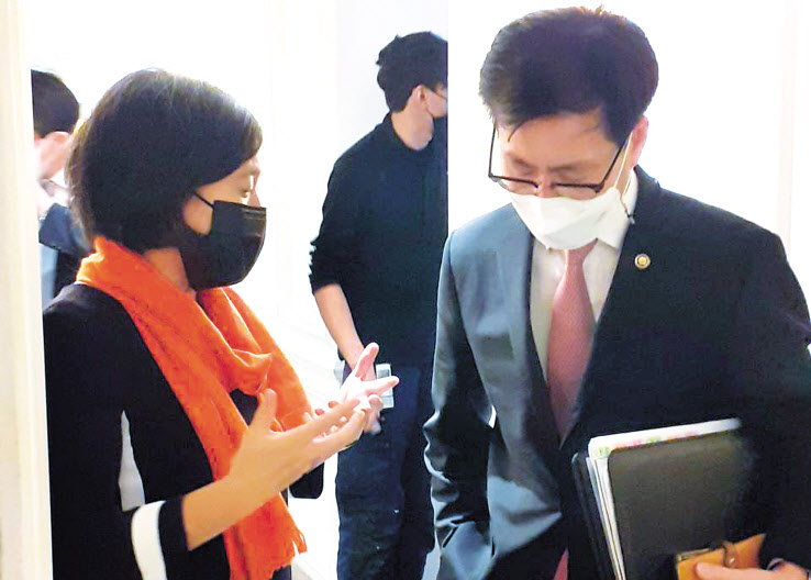 여한구(오른쪽) 산업통상자원부 통상교섭본부장이 5일(현지시간) 프랑스 파리에서 캐서린 타이 미국 무역대표부(USTR) 대표와 면담하고 있다. 여 본부장은 이 자리에서 최근 미 상무부가 반도체 기업을 대상으로 자료를 요청한 데 대해 “요청 자료 범위가 방대하고 영업비밀도 다수 포함돼 국내의 우려가 큰 상황”이라고 우리측의 우려를 전달했다. [산업통상자원부 제공]