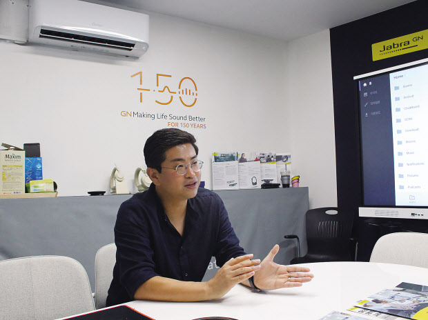 덴마크의 사운드 솔루션 기업인 자브라 제품을 소개하고 있는 안태승 ATS인터내셔널 대표. ATS인터내셔널은 국내에 자브라 제품을 수입, 판매하는 대표적인 총판 업체다.