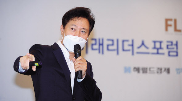 오세훈 서울특별시장이 6일 오전 서울 서초구 올림픽대로 세빛섬 채빗 PDR 연회장에서 열린 미래리더스포럼에서 강연하고 있다. 이상섭 기자