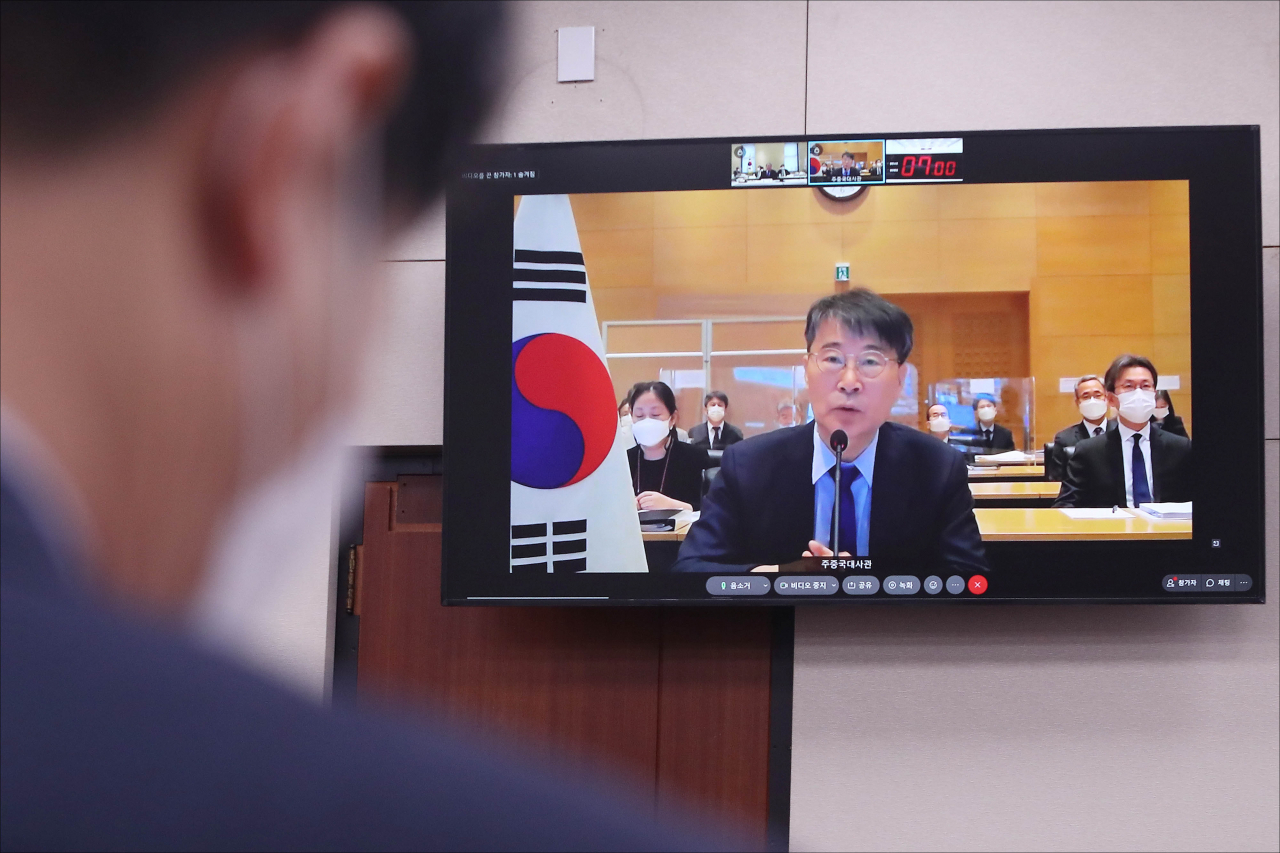 장하성 주중대사가 6일 오전 서울 여의도 국회에서 열린 외교통일위원회 주중국대사관·주일본대사관 2021 국정감사에서 영상을 통해 업무보고를 하고 있다.[연합]