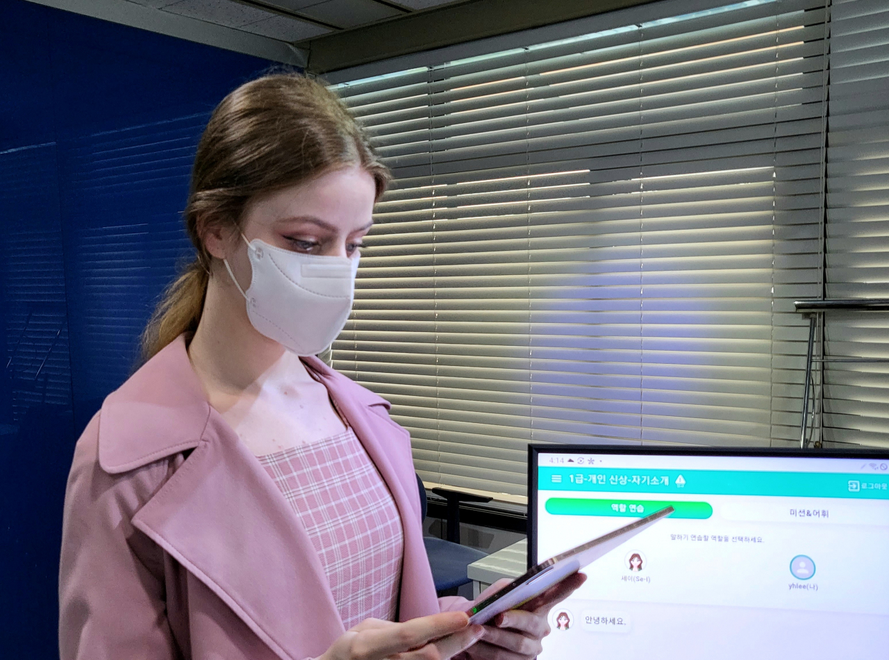 ETRI 원천기술이 적용된 AI 언어교육 시스템을 통해 외국인이 한국어를 학습하는 모습.[ETRI 제공]