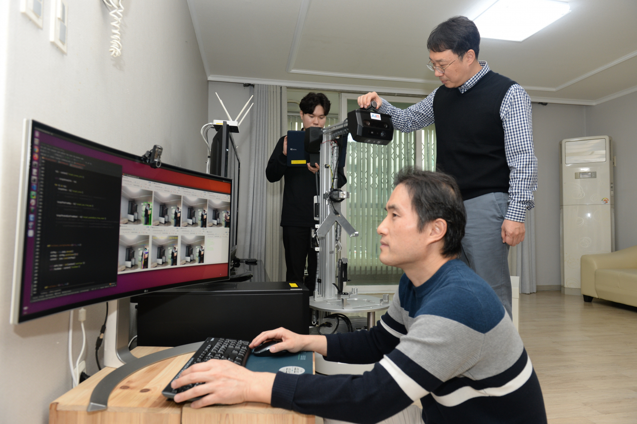 ETRI 연구진이 고령자에 특화된 휴먼케어 로봇데이터를 확보하고 점검하고 있다.[ETRI 제공]