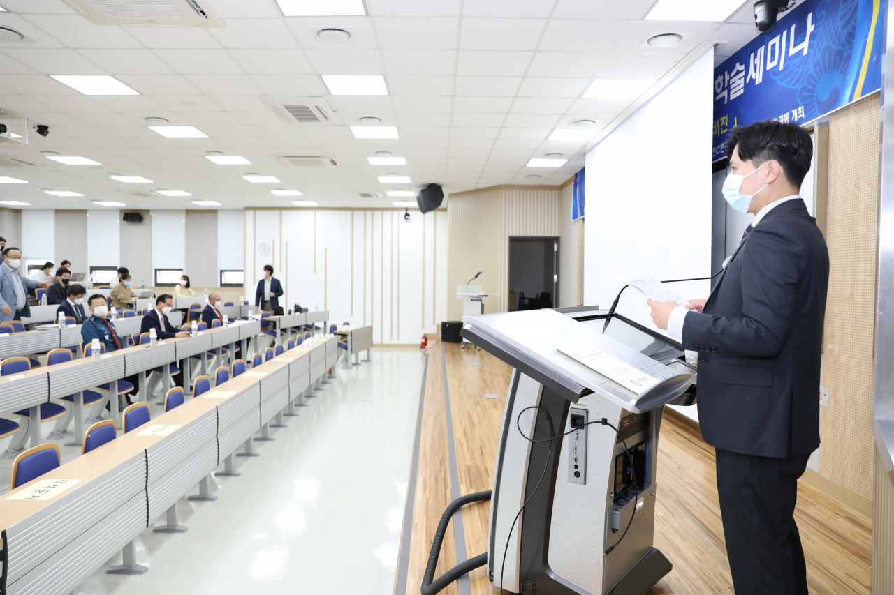 6일 경찰대학과 한국전자통신연구원이 ‘초연결사회, 치안 연구개발(R&D) 도약을 향한 경찰대학의 비전’을 주제로 공동 학술세미나를 진행하고 있다. [경찰대학 제공]