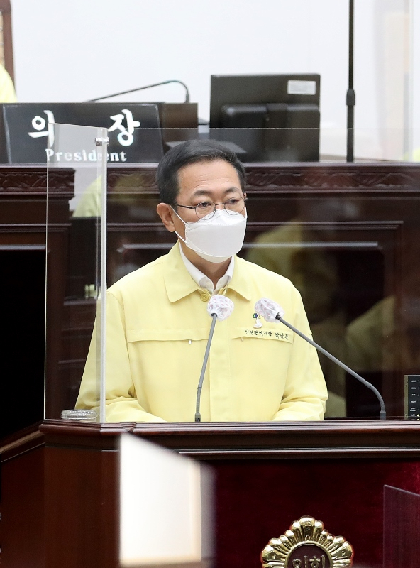 박남춘 인천광역시장이 6일 인천광역시의회 본회의장에서 열린 '제274회 인천광역시의회 임시회 제1차 본회의'에서 코로나19 대응 시책관련 보고를 하고 있다.