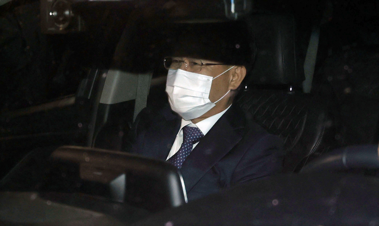 대장동 개발 의혹 사건을 수사 중인 검찰이 6일 이성문 전 화천대유 대표를 소환, 대장동 사업의 배당금 배분경위 등을 집중 조사한 것으로 알려졌다. 이에따라 화천대유 대주주인 김만배 씨에 대한 조사도 초읽기에 들어간 것으로 보인다. 사진은 지난달 27일 참고인 신분으로 용산경찰서에 출석 조사를 마치고 밤 늦게 귀가하는 김만배 씨. [연합]