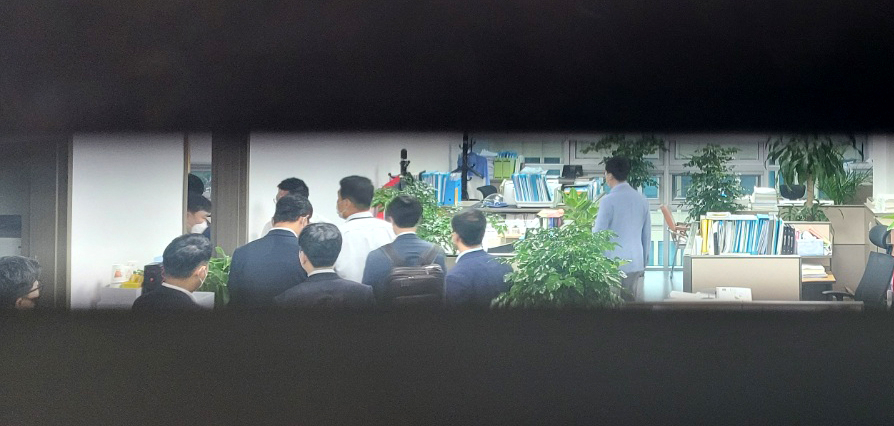 '고발사주 의혹'을 수사 중인 고위공직자범죄수사처 수사관 등이 6일 서울 여의도 국회 의원회관 내 국민의힘 정점식 의원 사무실을 압수수색 하고 있다. 공수처는 또 '제보사주' 의혹과 관련, 박지원 국가정보원장을 입건하고 정식수사에 착수했다. [연합]