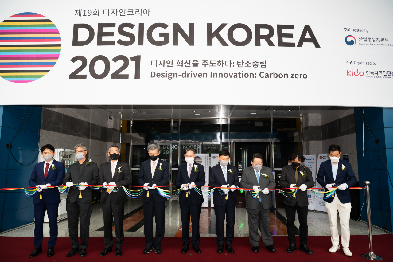 산업통상자원부 주최로 열리는 ‘디자인코리아 2021’이 6일 서울 양재동 aT센터에서 개막했다. 왼쪽부터 엄태관 오스템임플란트 대표, 위성호 광주디자인진흥원 원장, 박건수 한국산업기술대학교 총장, 정양호 한국산업기술평가관리원 원장, 박진규 산업통상자원부 차관, 윤상흠 한국디자인진흥원 원장, 석영철 한국산업기술진흥원 원장, 이길형 한국디자인단체총연합회 회장, 이상엽 현대자동차 전무. [한국디자인진흥원 제공]