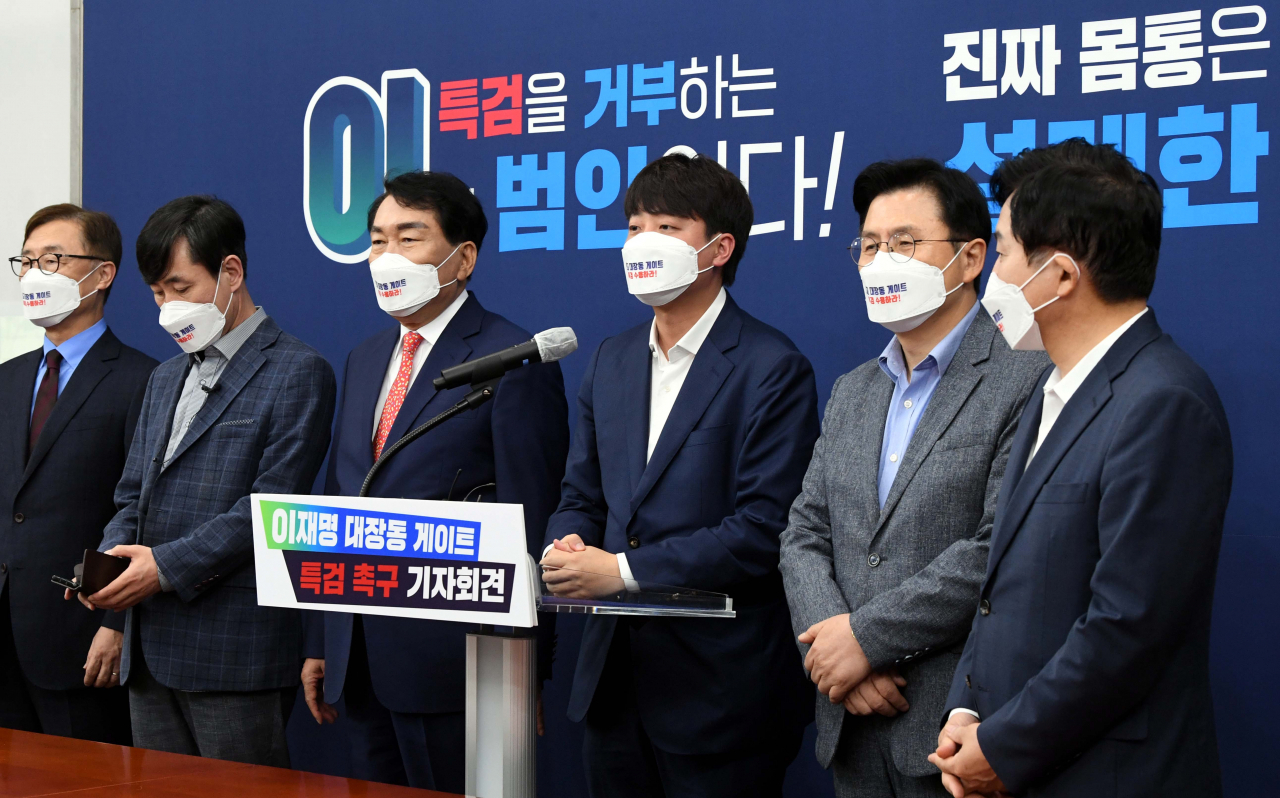 이준석 국민의힘 대표와 대선 경선 예비후보들이 6일 국회에서 '이재명 대장동 게이트 특검 촉구' 기자회견을 하고 있다. [연합]