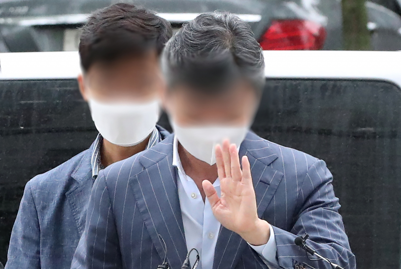 윤석열 전 검찰총장 부인 김건희씨 연루 의혹이 제기된 도이치모터스 주가 조작 관여자 중 한명인 이 모씨가 6일 오전 구속 전 피의자 심문(영장실질심사)을 받기 위해 서울중앙지법으로 들어서고 있다. [연합]