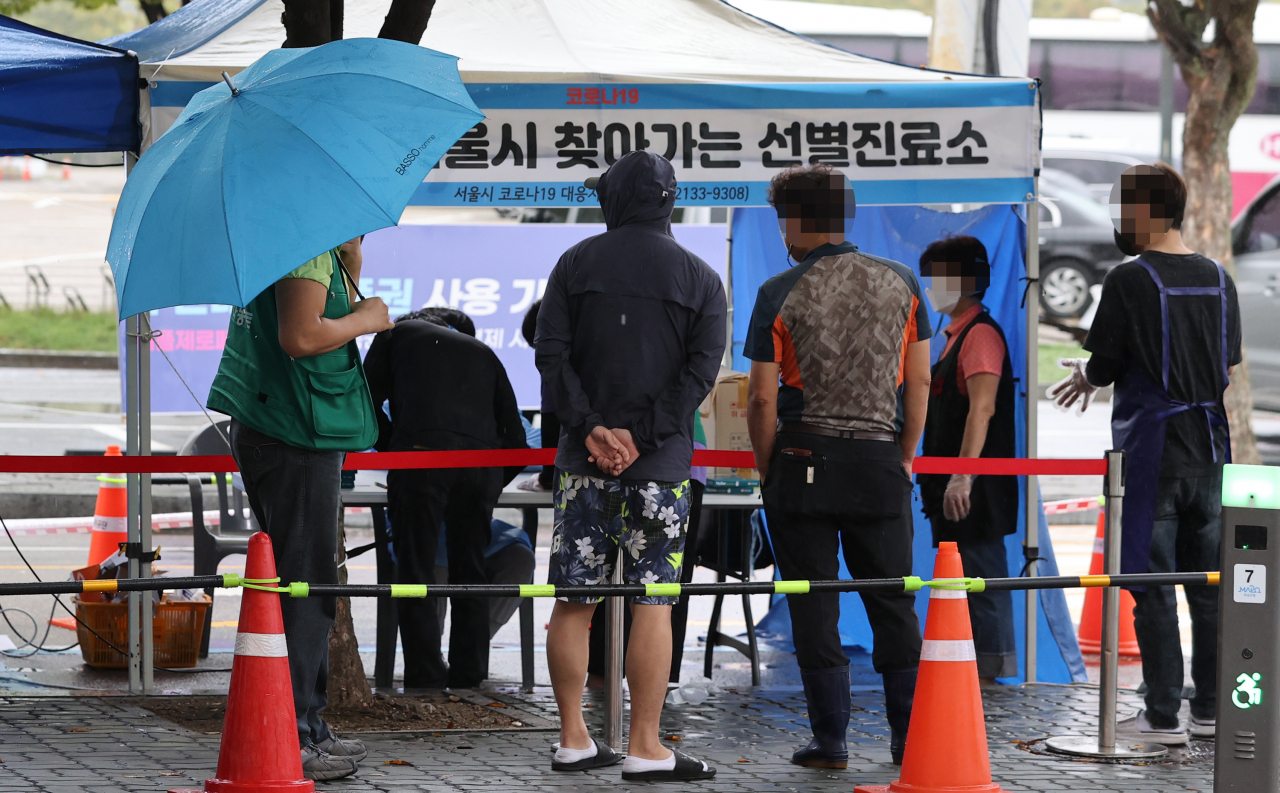 6일 오전 집단감염이 발생한 서울 마포구 마포농수산물시장 앞에 설치된 찾아가는 선별검사소에서 상인 및 시장 종사자 등이이 선별검사를 받기 위해 대기하고 있다. 연합뉴스