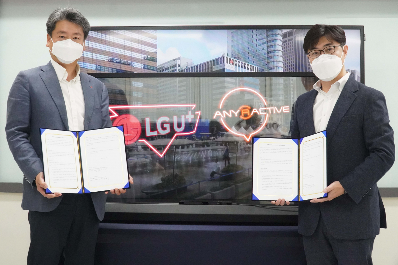 강종오(왼쪽) LG유플러스 스마트시티사업담당 상무와 임성현 애니랙티브 대표가 서울 성동구 애니랙티브 사옥에서 모빌리티 기반 업무협약을 체결했다. [LG유플러스 제공]