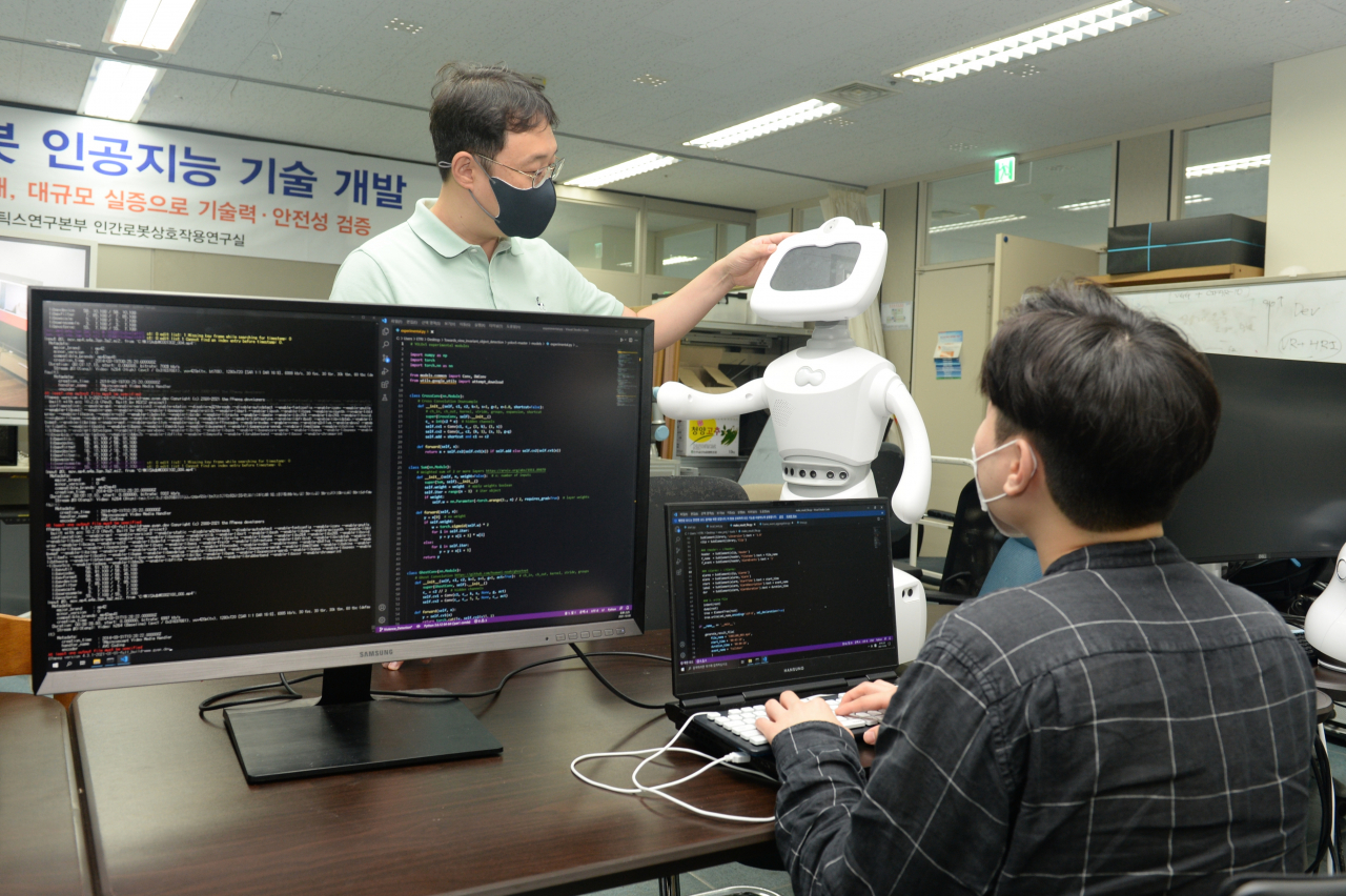 ETRI 연구진이 고령자에 특화된 휴먼케어 로봇 관련 기술을 점검하고 있는 모습.[ETRI 제공]