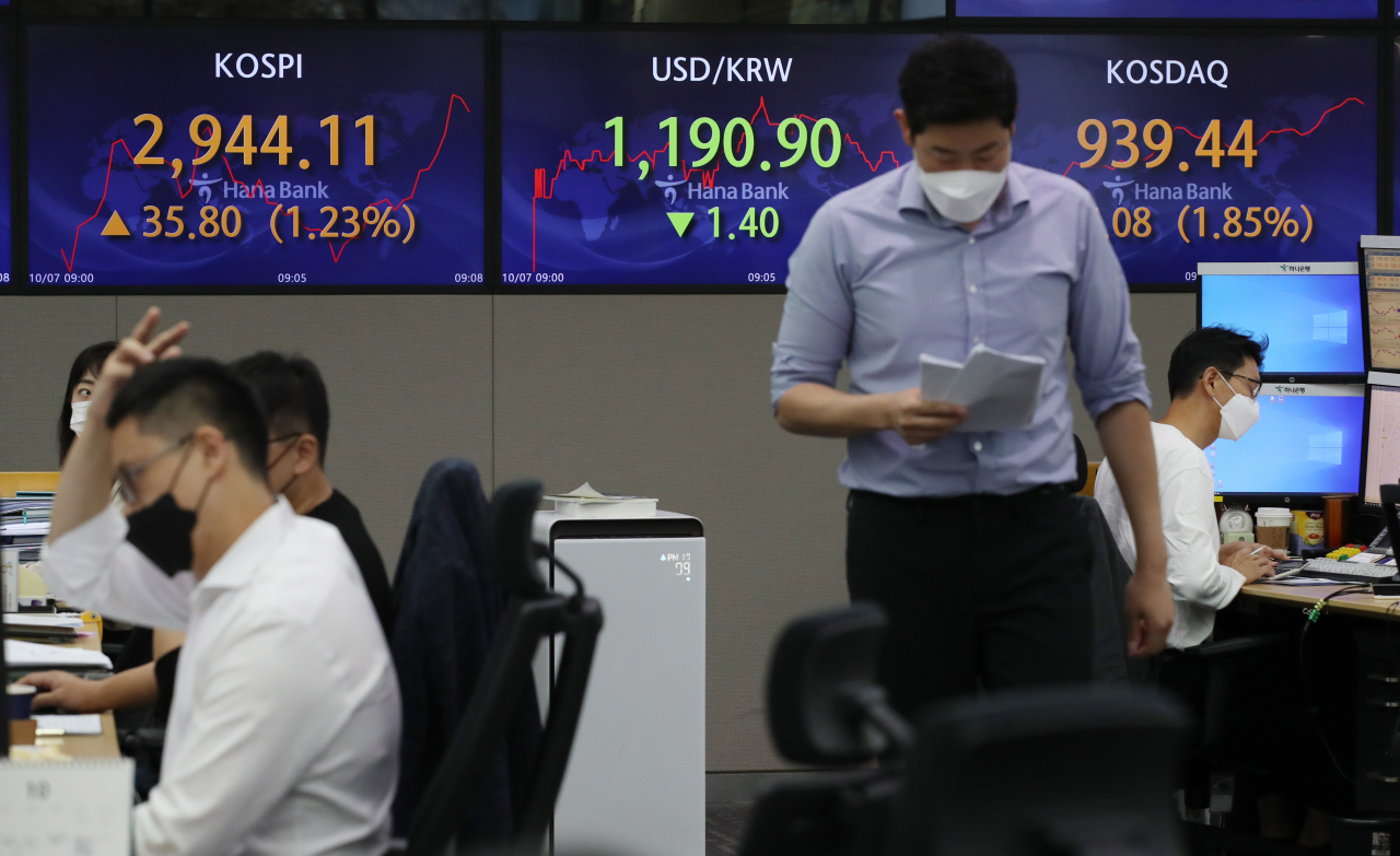 코스피가 1% 이상 오르며 출발한 7일 오전 서울 중구 하나은행 딜링룸에서 직원들이 업무를 보고 있다. 이날 외환·금융 당국은 잇따라 회의를 열고 시장 불안에 대응해 필요시 시장안정조치를 적기 시행하겠다고 밝혔다. [연합]