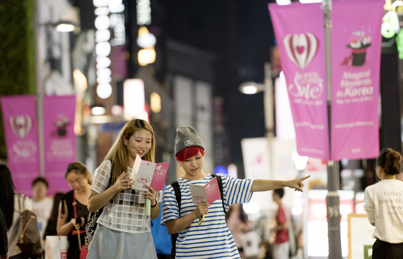 “온라인에서 실감 쇼핑관광 도한(渡韓)놀이 해볼까.” 팬데믹 이전 오프라인 코리아그랜드세일를 보기 위해 온 일본인 관광객의 즐거운 모습. 요즘 한국이 그리워 한국 상품을 구입해 즐기는 '도한놀이'가 일본 MZ세대 사이에 큰 인기를 끌고 있다.