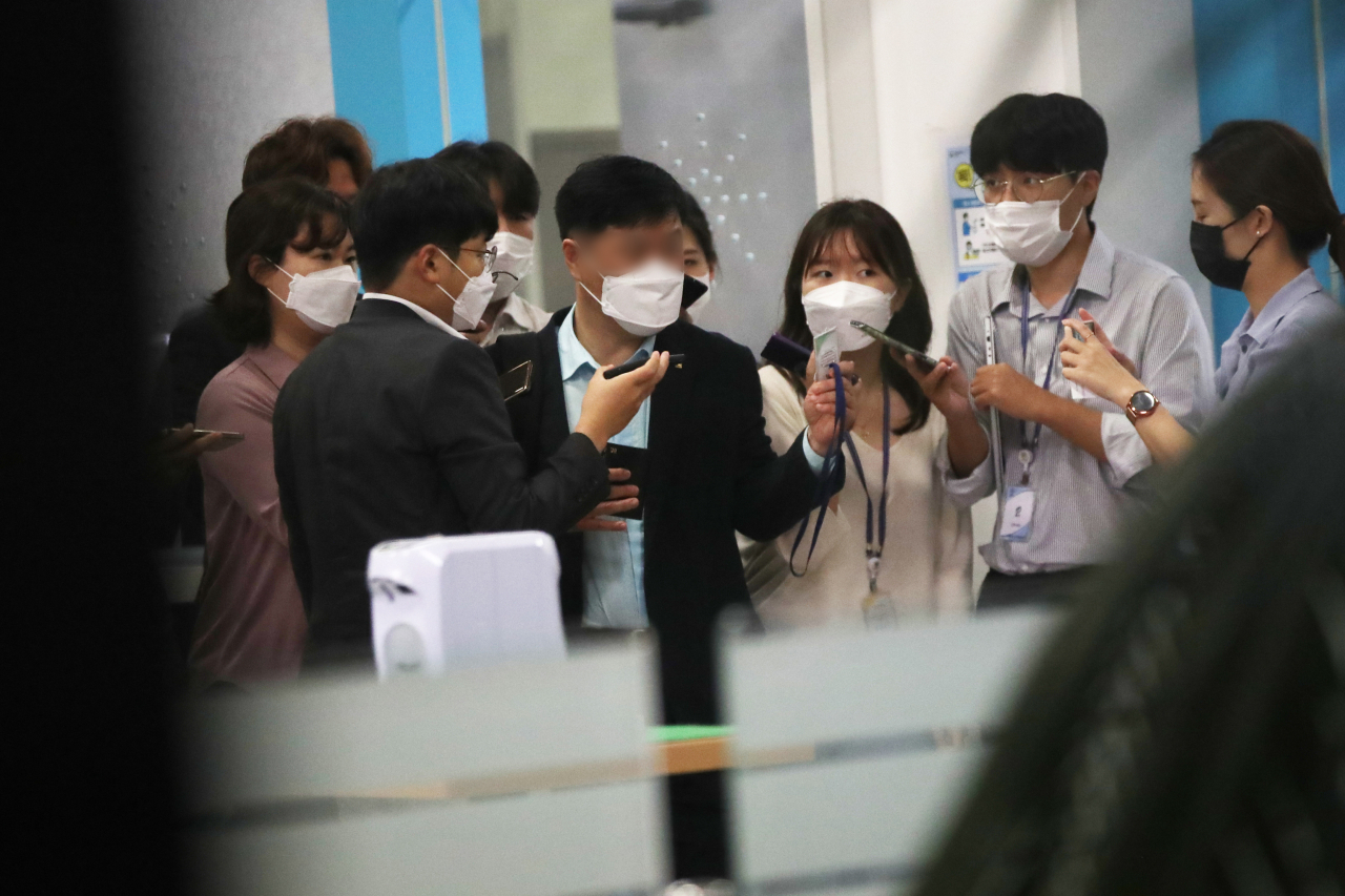 김문기 성남도시개발공사 개발1처장이 6일 오후 대장동 개발 특혜 의혹 관련 조사를 받기 위해 서울중앙지검으로 들어서며 취재진의 질문에 답하고 있다. [연합]