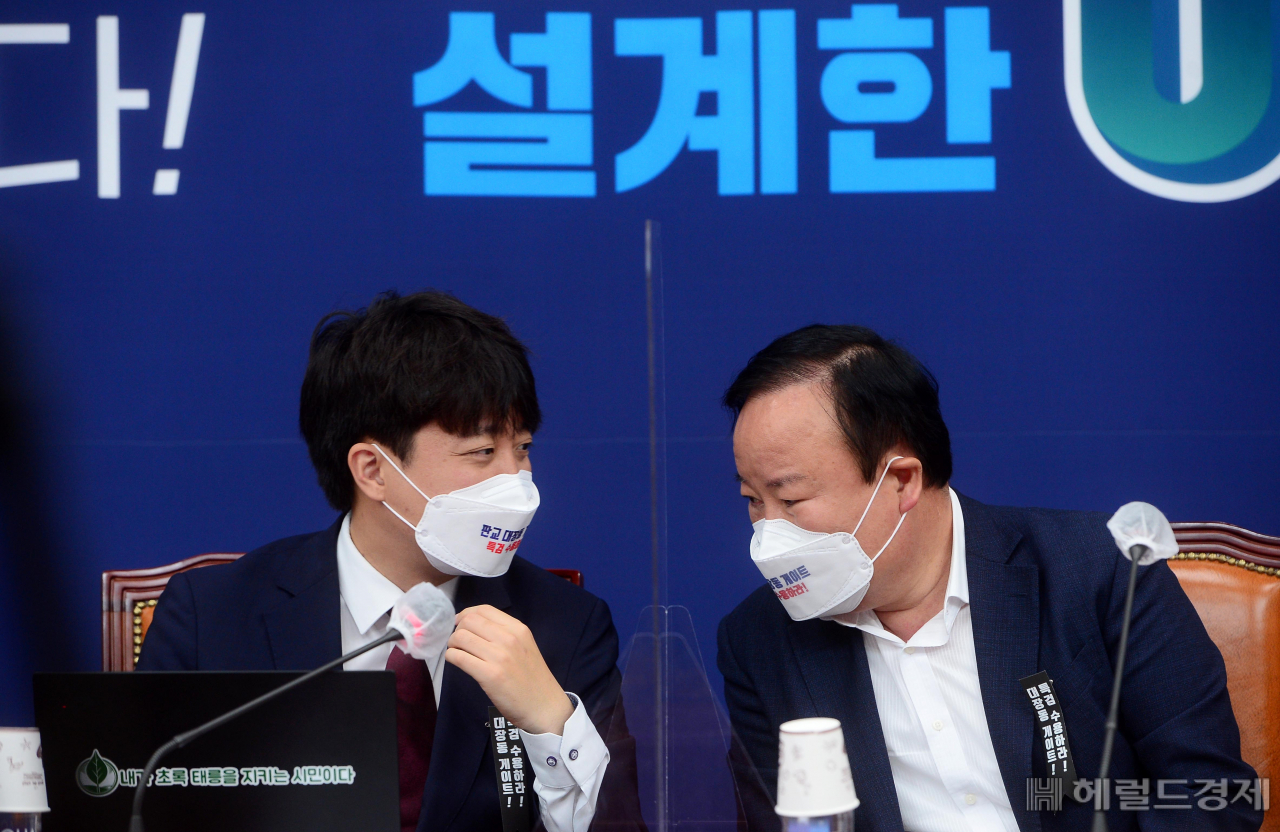 [헤럴드경제=이상섭 기자] 이준석 국민의힘 대표(왼쪽)가 7일 서울 여의도 국회에서 열린 최고위원회의에 참석해 김재원 최고위원과 대화를 하고 있다.
