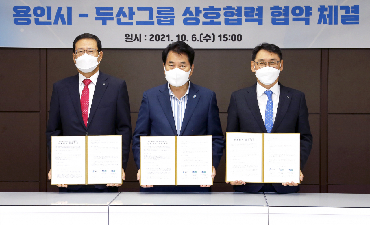 6일 두산 그룹 첨단기술 R&D센터 건립을 위한 상호협력 협약을 체결한 곽상철 ㈜두산 대표이사(왼쪽부터), 백군기 용인시장, 정연인 두산중공업 대표이사. [두산 제공]