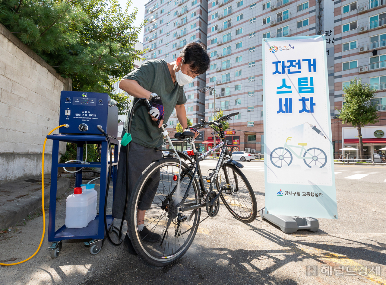 한 주민이 자전거 세차장에서 자전거를 스팀 세차하고 있다. [강서구 제공]