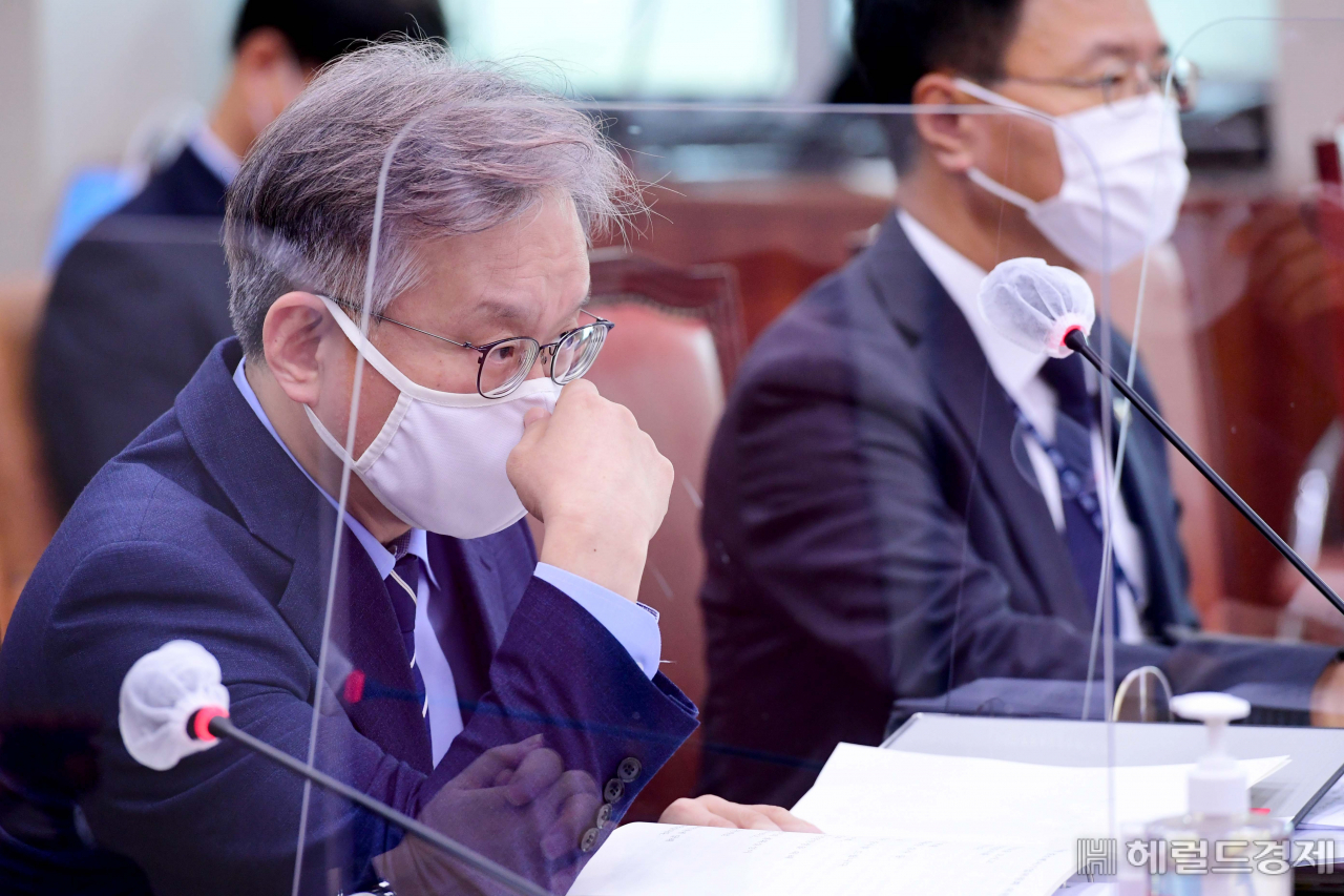 [헤럴드경제=이상섭 기자] 권칠승 중소벤처기업부 장관이 7일 서울 여의도 국회에서 열린 산업통상자원중소벤처기업위원회의 중소벤처기업부 등에 대한 국정감사에서 의원의 발언을 듣고 있다.