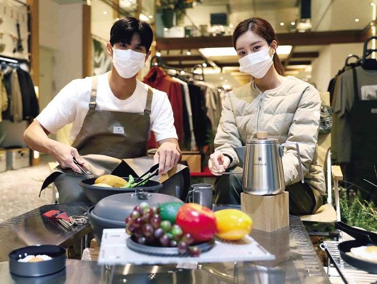 캠핑족 수요를 잡기 위한 유통가의 캠핑 관련 특화 매장도 늘어나고 있다. [신세계백화점·롯데마트 제공]