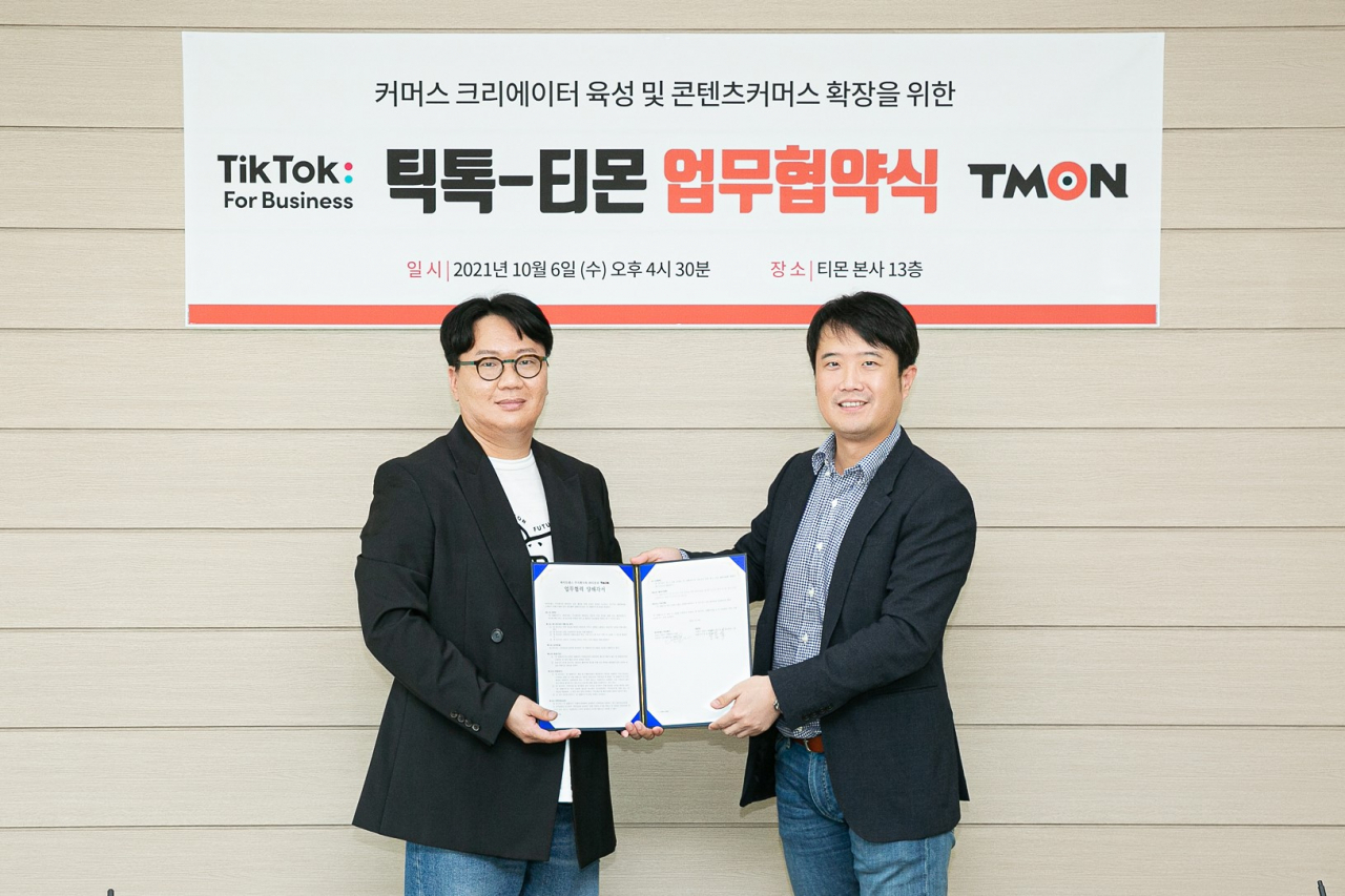 10월 6일 서울 대치동 티몬 본사에서 진행된 티몬과 틱톡의 MOU 체결식에서 티몬 장윤석 대표(사진 오른쪽)와 틱톡 글로벌 비즈니스 솔루션 김승연 제너럴 매니저가 가 양해각서를 들고 기념사진을 찍고 있다.[티몬 제공]