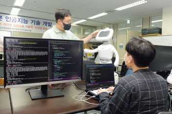 ETRI 연구진이 고령자에 특화된 휴먼케어 로봇 관련 기술을 점검하고 있다. [ETRI 제공]