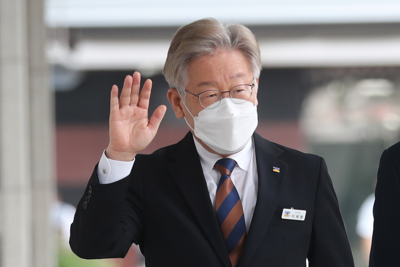 이재명 경기도지사가 지난 5일 임시회 출석을 위해 경기도의회로 이동하던 중 지지자들에게 손을 흔들고 있다. [연합]