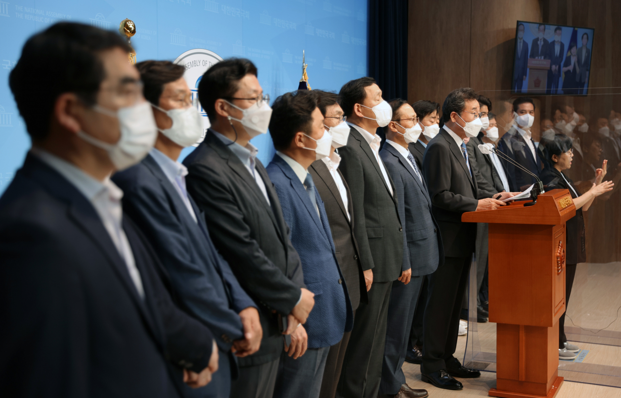 더불어민주당 이낙연 대선 경선 후보가 지난 6일 서울 여의도 국회 소통관에서 신복지 공약 8대 분야 120대 과제 발표를 하고 있다. [연합]