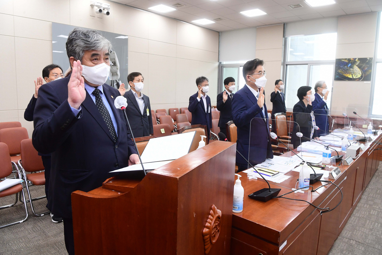 지난 5일 서울 여의도 국회에서 열린 과학기술정보방송통신위원회의 방송통신위원회 국정감사에서 한상혁 방송통신위원장이 선서하고 있다. [국회사진기자단]