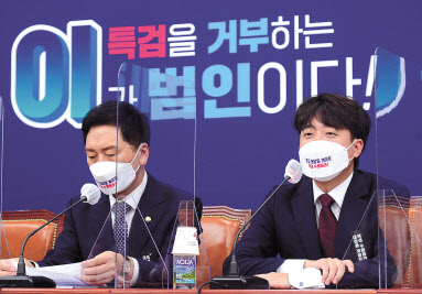 이준석 국민의힘 대표(오른쪽)가 7일 국회에서 열린 최고위원회의에서 발언하고 있다. 왼쪽은 김기현 원내대표. 이상섭 기자