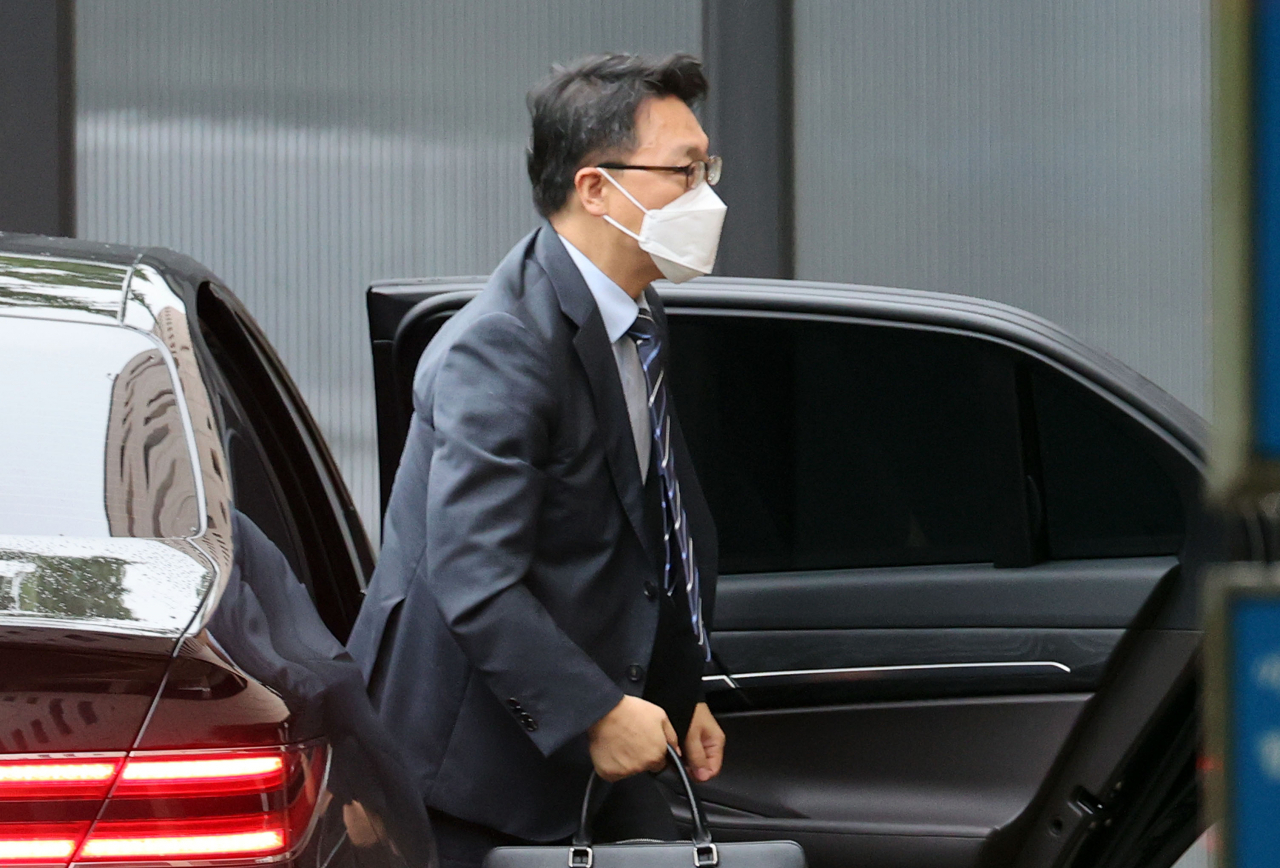 김진욱 고위공직자범죄수사처장이 7일 오전 경기 정부과천청사 공수처로 출근하고 있다. [연합]