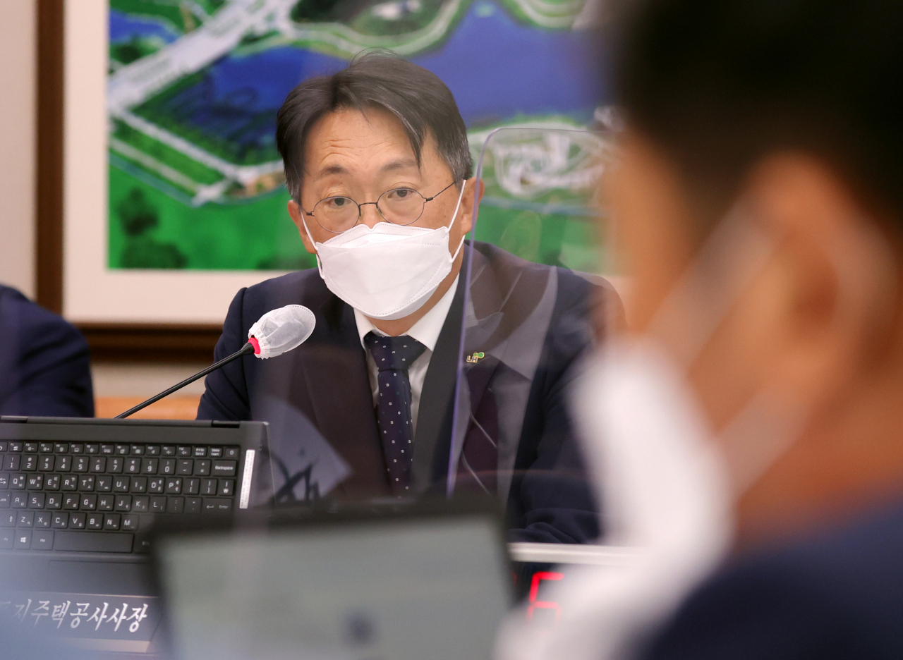 김현준 LH 사장이 7일 서울 여의도 국회에서 열린 국토교통위원회의 LH 국정감사에서 답변하고 있다. [연합]