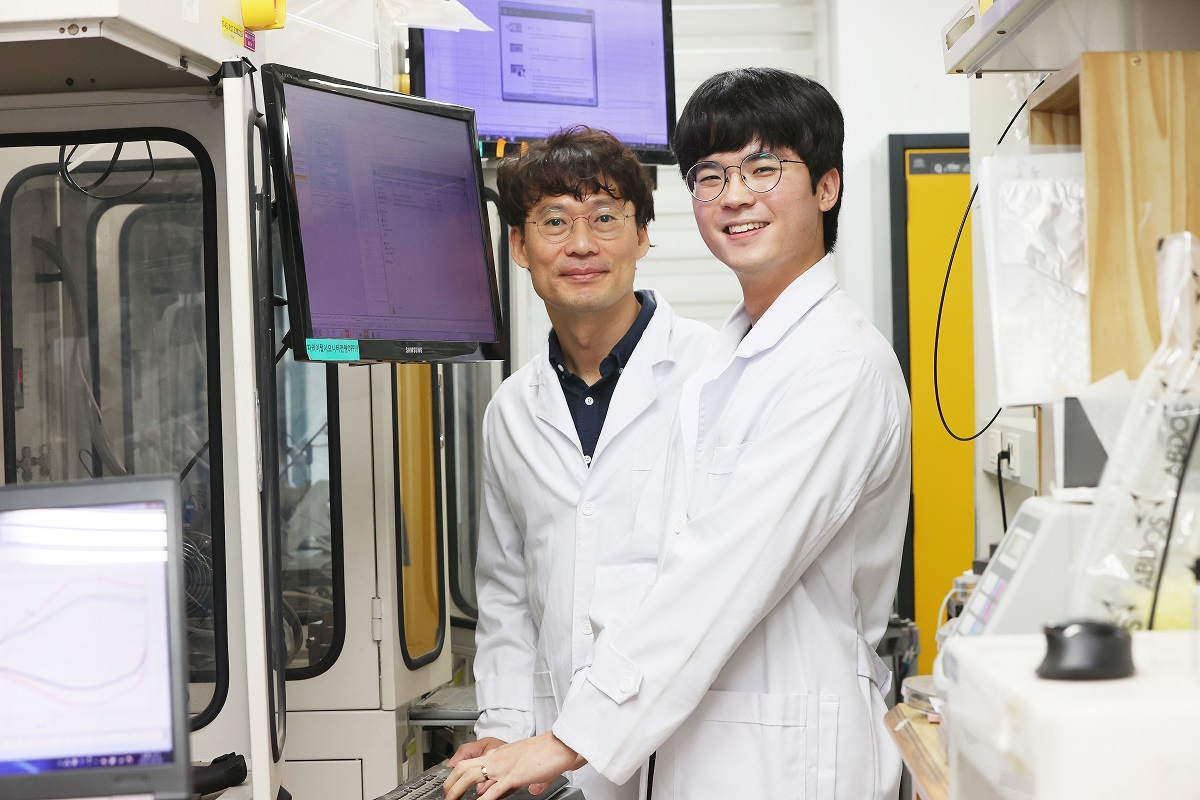 왼쪽부터 김희탁 KAIST 교수와 권혁진 박사.[KAIST 제공]