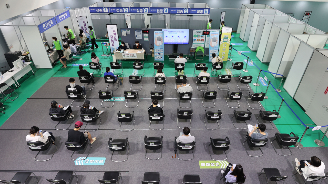 지난 6일 오전 서울 서대문구 북아현문화체육센터에 마련된 신종 코로나바이러스 감염증(코로나19) 백신 예방접종센터를 찾은 시민들이 백신 접종을 한 뒤 대기하고 있다. [연합]