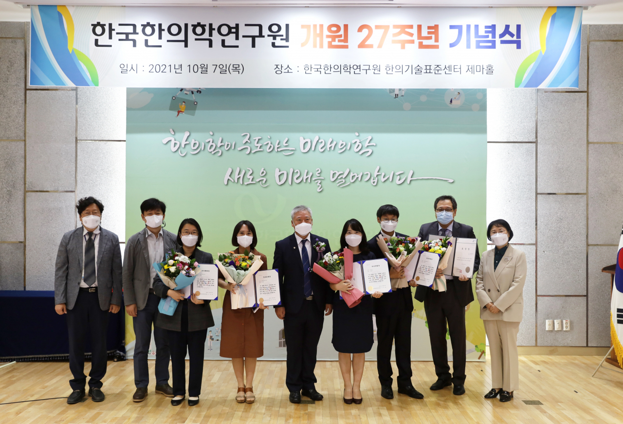 이진용(가운데) 한의학연 원장과 우수직원 수상자들이 기념촬영을 하고 있다.[한국한의학연구원 제공]