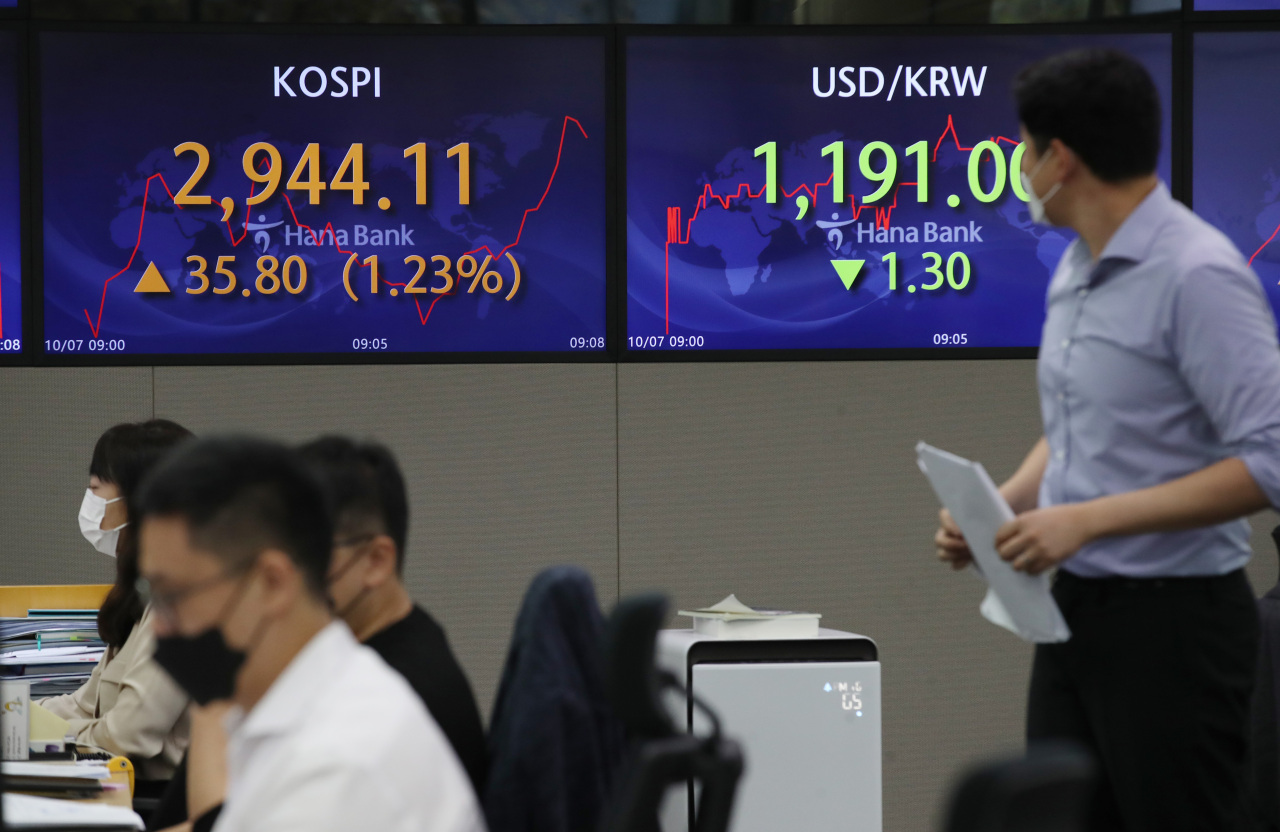 A monitor at the dealing room of the headquarters of Hana Bank in central Seoul shows the benchmark KOSPI's opening level Thursday. (Yonhap)