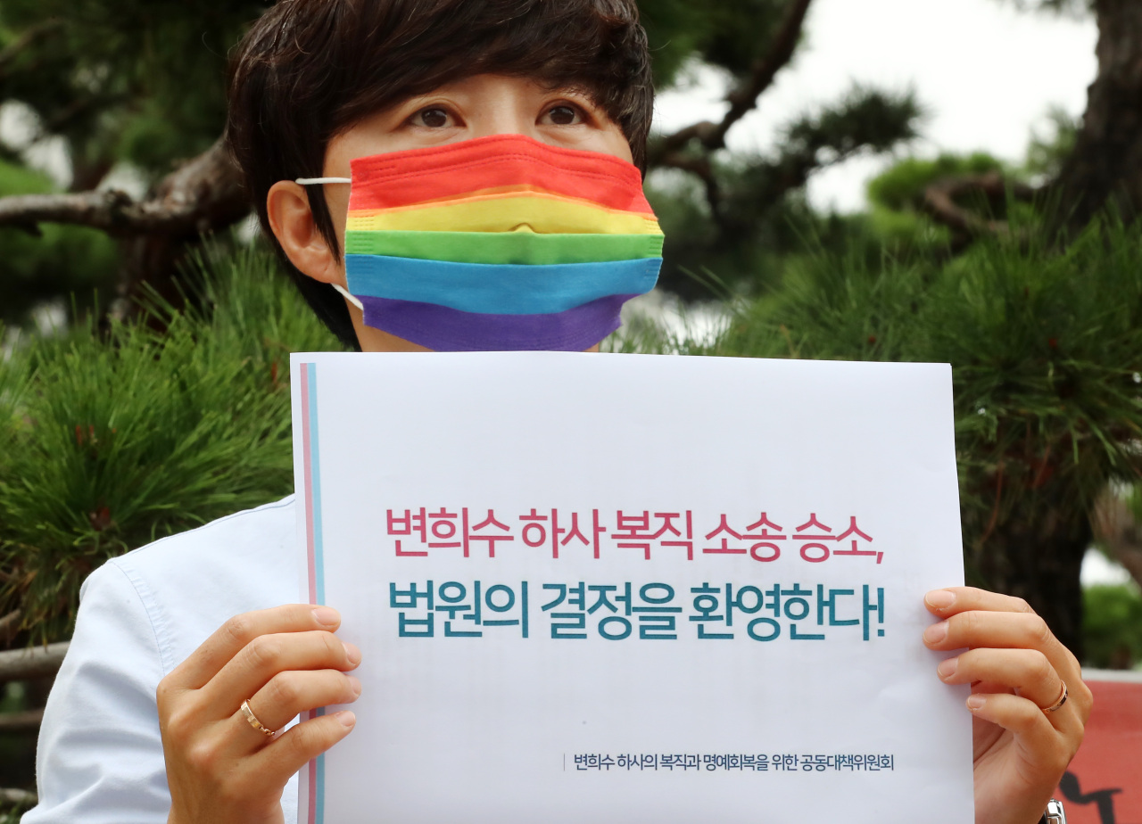Activist in South Korea welcomes Thursday's ruling by the Daejeon District Court. (Yonhap)