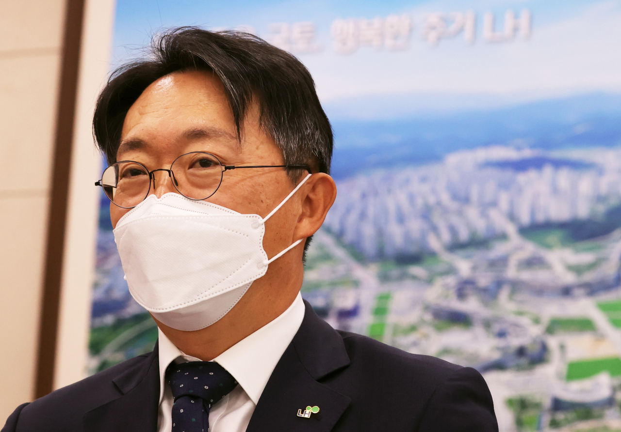 김현준 한국토지주택공사(LH) 사장이 7일 서울 여의도 국회에서 열린 LH 국정감사에서 업무보고를 하고 있다. [연합]