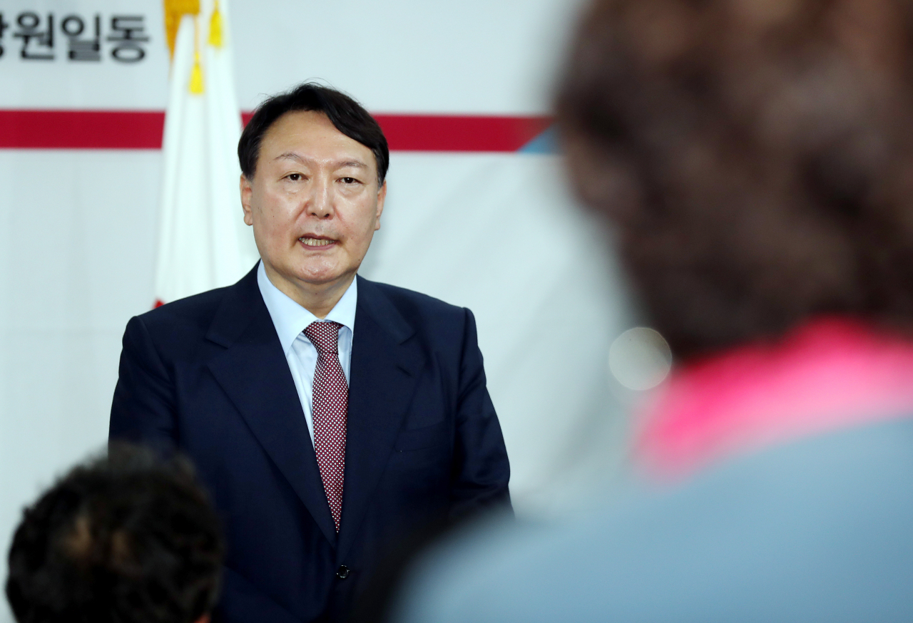 국민의힘 대권주자인 윤석열 전 검찰총장이 7일 오후 인천시 남동구 국민의힘 인천광역시당에서 각오를 묻는 당원의 질의에 답변하고 있다. [연합]