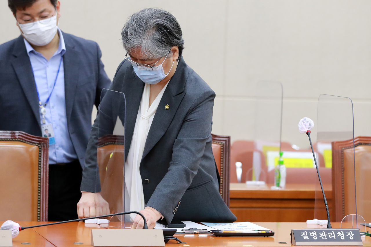 정은경 질병관리청장이 7일 오전 서울 여의도 국회에서 열린 보건복지위원회의 보건복지부 및 질병관리청 국정감사에 출석해 비말차단 칸막이를 조정하고 있다. [연합]