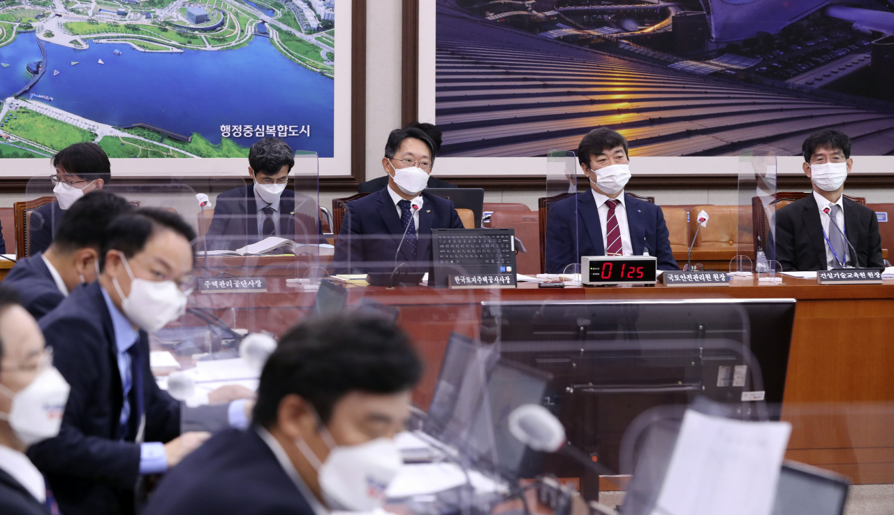 김현준 한국토지주택공사(LH) 사장(가운데)이 7일 오전 서울 여의도 국회에서 열린 국토교통위원회 국정감사에 출석했다. [연합]